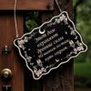Табличка «Дом охраняют древние силы» — Деревянный ведьмин декор