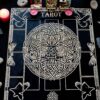 Доска для расклада Таро "Древо жизни" под 17 карт, украшение алтаря, подставка для ведьмы, с держателем для чайных свечей Доска для расклада Таро "Древо жизни" под 17 карт, украшение алтаря, подставка для ведьмы, с держателем для чайных свечей