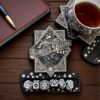 ДнД подставка «Мастер подземелья» — дерево ДнД подставка «Мастер подземелья» — дерево
