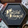14873182427.jpg Поднос для кубиков с крышкой, надпись Dungeons and Dragons