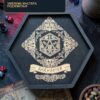 14873184969.jpg Поднос для кубиков DnD с крышкой, деревянный шестиугольный, эмблема мастера подземелья