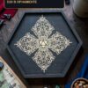 14873187981.jpg Деревянный шестиугольный поднос для кубиков DnD с крышкой, D20 в орнаментальной рамке
