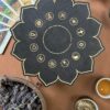 15400360544.jpg Алтарная доска Мандала мира для кристаллов, деревянная, чёрная, с русским текстом