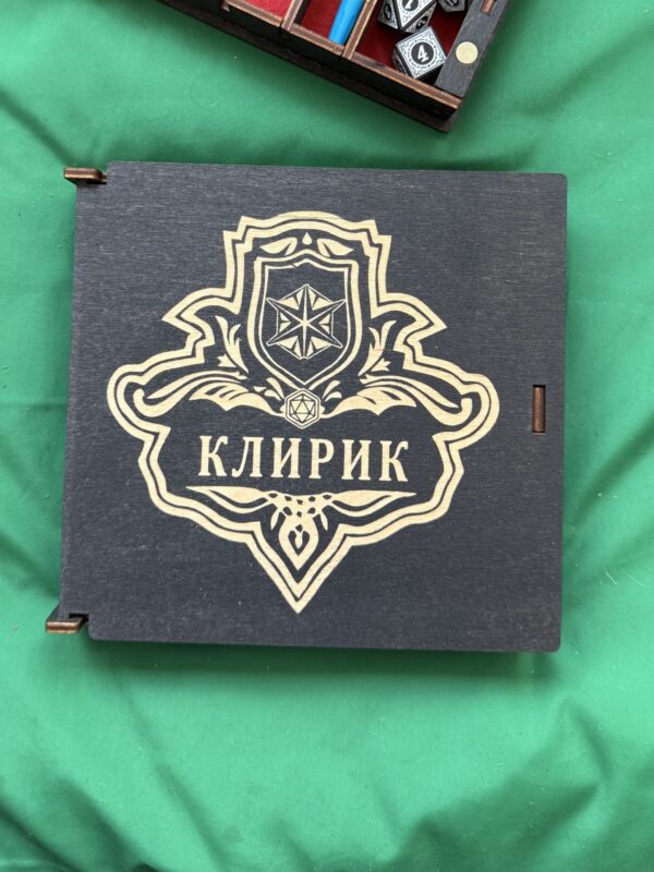 20008445858.jpg Шкатулка для кубиков DnD, Герб Клирик